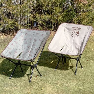 芝生の上に置かれた2つの折り畳みチェア