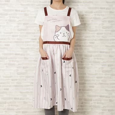 FukuFukuNyankoギフト エプロンセットを着た女性