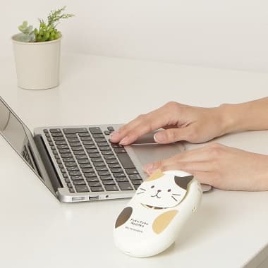 PCの横にFukuFukuNyanko ハンズフリーファンを置いて涼しく作業。