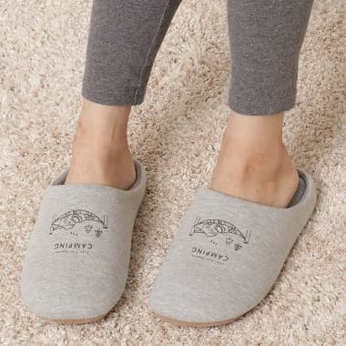 FukuFukuNyanko ホールドスリッパ グレーを履いたイメージ図