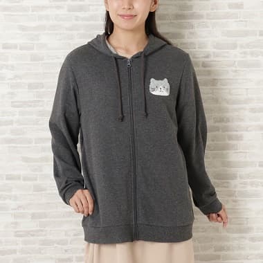 FukuFukuNyanko サガラ刺繍耳付きパーカー チャコールグレーを着た女性