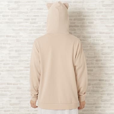 FukuFukuNyanko サガラ刺繍耳付きパーカー ベージュを着た後ろ姿