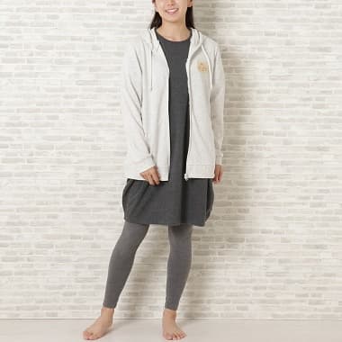 FukuFukuNyanko サガラ刺繍耳付きパーカー アイボリーを着た女性