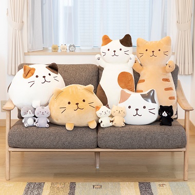 ソファの上に置かれた様々な「ふくふくにゃんこ」のぬいぐるみ