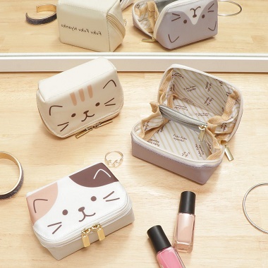 鏡の前に置かれた3つのfukufukunyankoミニポーチ