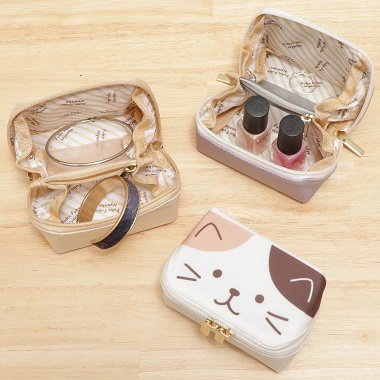 コスメやアクセサリーを入れたfukufukunyankoミニポーチ