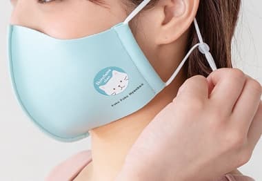 FukuFukuNyanko 保湿抗菌マスク ハッチ×ブルーを付けた女性