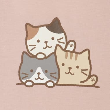 FukuFukuNyanko のびにゃんパジャマ ピンクにプリントされている3匹のにゃんこ