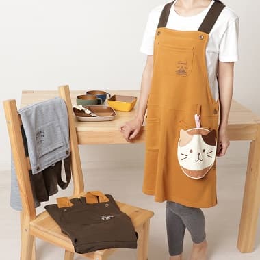FukuFukuNyanko サロペットエプロンを付けて作業中