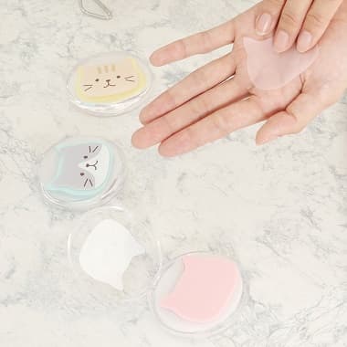 FukuFukuNyanko ペーパーソープ（紙石鹸）をケースから取り出す