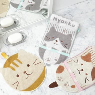 ミケ、チャチャ、ハッチの折りたたまれたFukuFukuNyanko スリムロングタオル