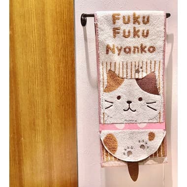 タオル掛けに掛けたミケデザインのFukuFukuNyanko スリムロングタオル