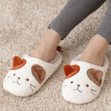 ふくふくにゃんこのスリッパを履いたイメージ