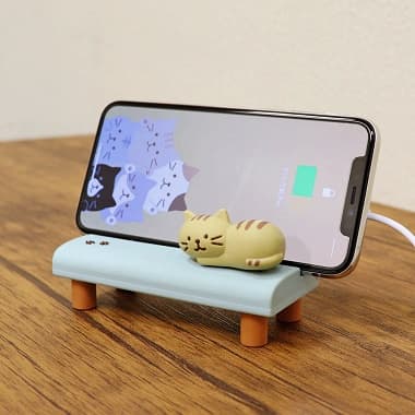 FukuFukuNyanko ソファー型ワイヤレス充電器 チャチャでスマホを充電