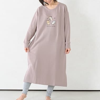 FukuFukuNyanko あったかのびにゃんワンピース ブラウンを着た女性