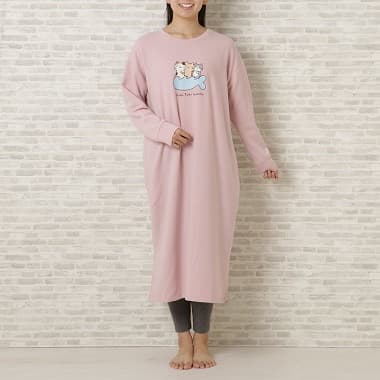 FukuFukuNyanko あったかのびにゃんワンピース ピンクを着た女性