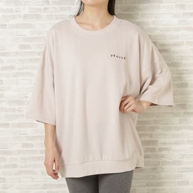 ワイドフィットTシャツ ベージュを着たイメージ