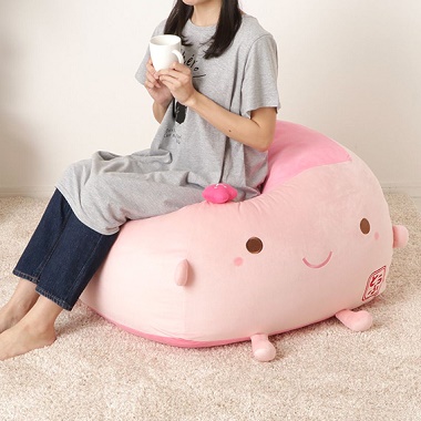 はんなり豆腐Bigクッションに座ってくつろぐ女性