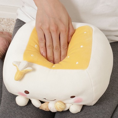 はんなり豆腐ジェラートクッション 黄色いユズを手でムニュっと押す