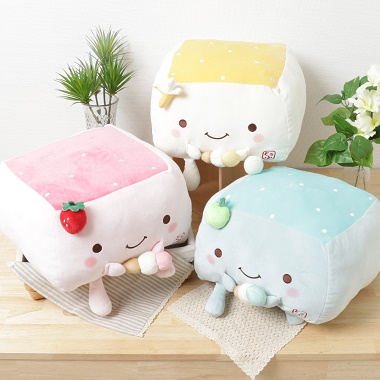 棚の上に並べられた、3つのはんなり豆腐ジェラートクッション Lサイズ