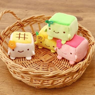 茶色いかごに入れられた、4つのはんなり豆腐 てのひらモッチ