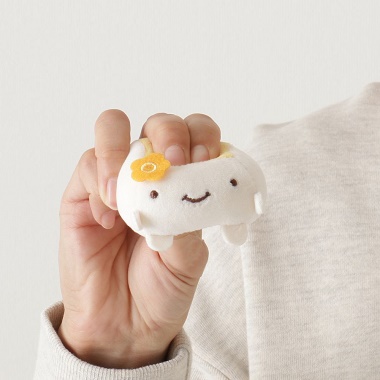 片手でむにゅっと潰された、はんなり豆腐 てのひらモッチ