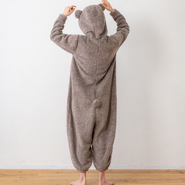 HOMY ANIMALS 着ぐるみパジャマ(クマ)ブラウンを着てフードをかぶった後ろ姿