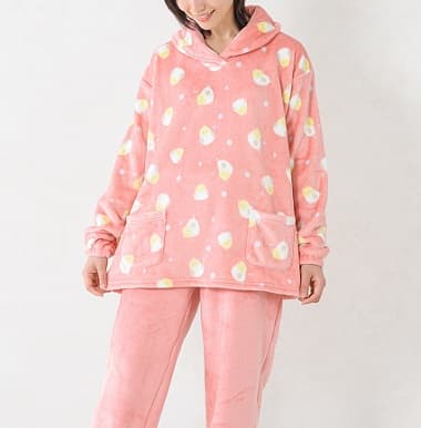 ことりフランネルパジャマ レッドを着た女性