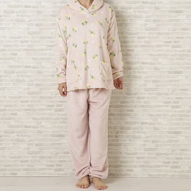 ことりフランネルパジャマ ピンクを着た女性