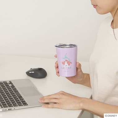 リトル・マーメイド フタ付きステンレスタンブラー パープルを使う女性