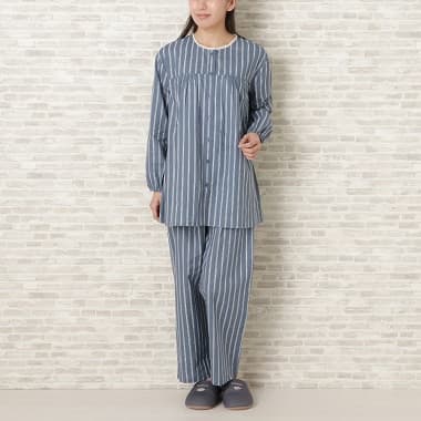 長袖コットンパジャマ ストライプ×ネイビーを着たイメージ