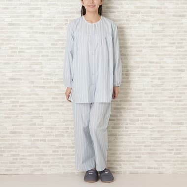 長袖コットンパジャマ ストライプ×ライトブルーを着たイメージ