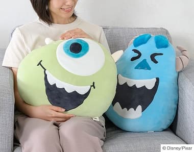 ソファでモンスターズ・インク フェイスクッションを抱く女性