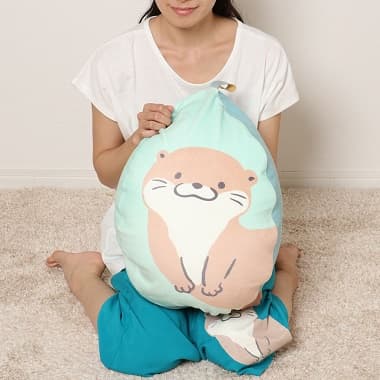 カワウソしずくクッションを抱えている女性