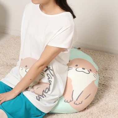 カワウソしずくクッションを背あてにして楽ちん