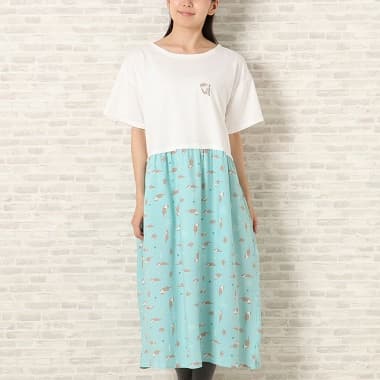 カワウソ切り替えワンピースを着た女性