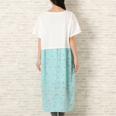 カワウソ切り替えワンピースを着た女性の後ろ姿