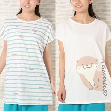 カワウソTシャツを着た女性 2パターン