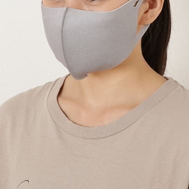 無地クールマスク グレーを付けた女性