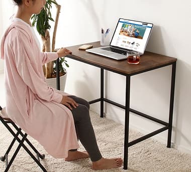 PVC組立テーブルにPCを置いて作業をする女性