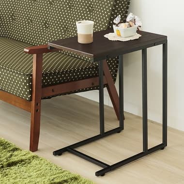 ソファの横に添えたサイドテーブル