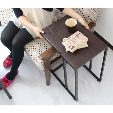 コの字タイプでソファの内側にぴっぱって来れるサイドテーブル