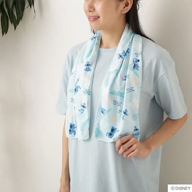 スティッチ クールタオルを首に掛ける女性