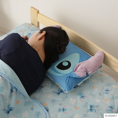 スティッチ もちもちまくらを使って右を向いて寝る女性