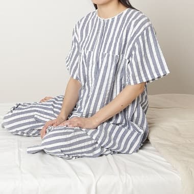 ネイビーホワイトの縦のストライプのサッカーストライプ半袖パジャマ