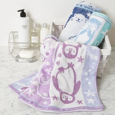 籠に入れられた3柄のバスタオル