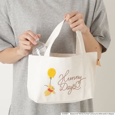 プーさん / キャンバスミニトートにPETボトルを入れる