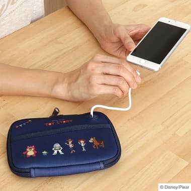 トイ・ストーリー モバイルバッテリーケースからコードを出してスマホに繋ぐ