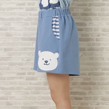 シロクマ ショートパンツを履いた人の左側