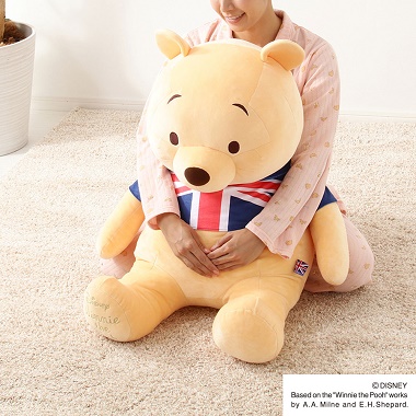 プーさんのBIG抱き枕を抱っこする女性